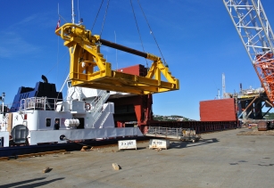 agotnes-lifting-heavy-object